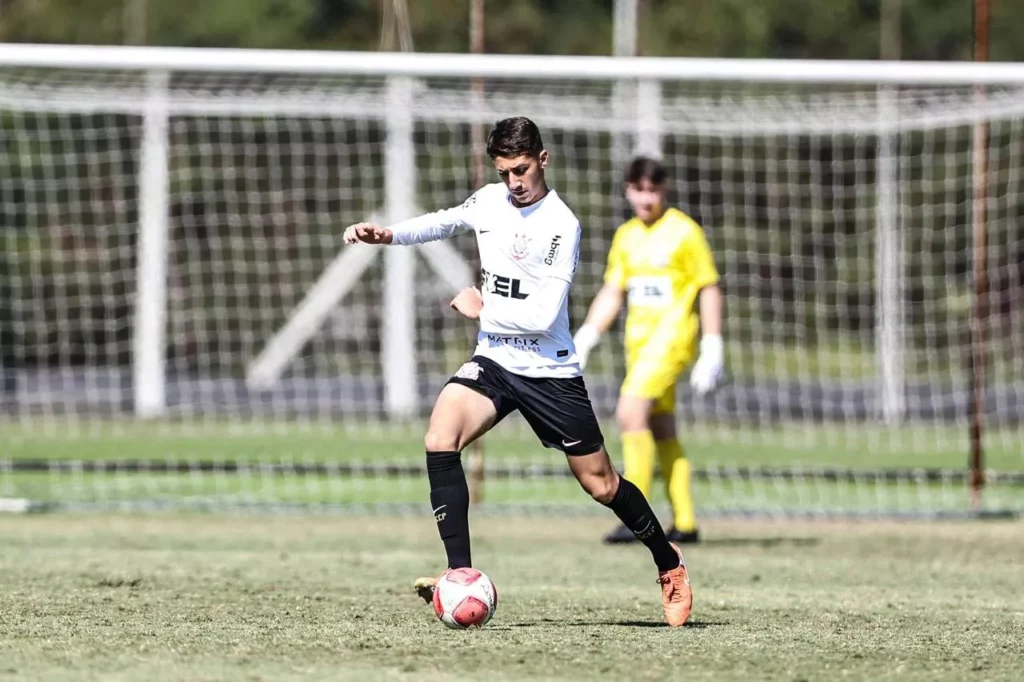 Corinthians Sub-16 conquista Paulista Cup com campanha perfeita; zagueiro Sami Hadi se destaca