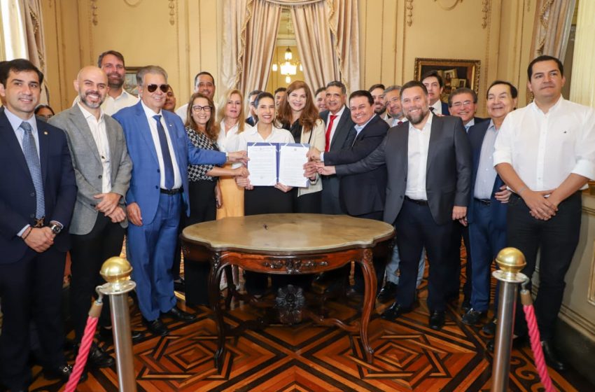 Raquel Lyra sanciona lei que autoriza empréstimo de R$ 1,5 bilhão para obras estruturadoras em Pernambuco