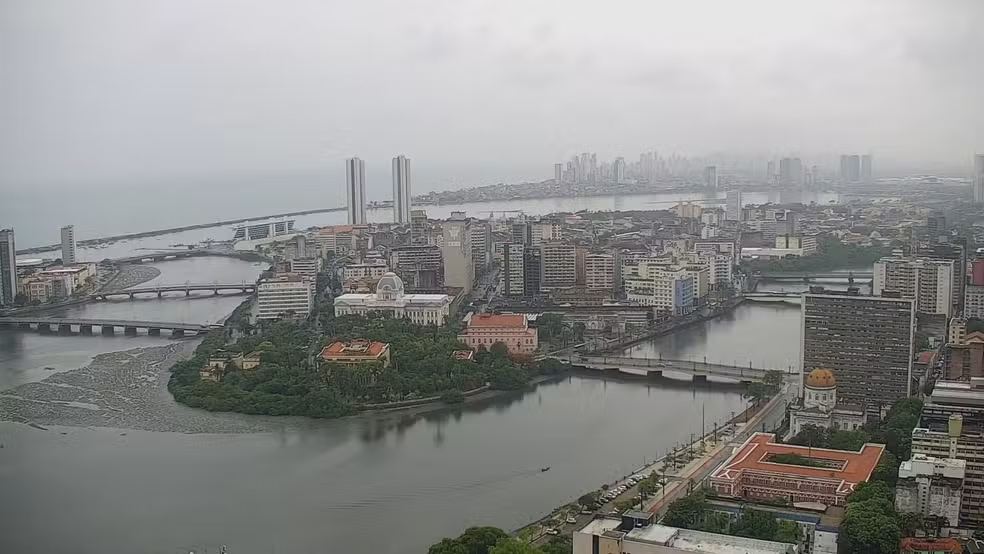 Recife alagado no segundo dia de Carnaval expõe fragilidade da gestão de João Campos