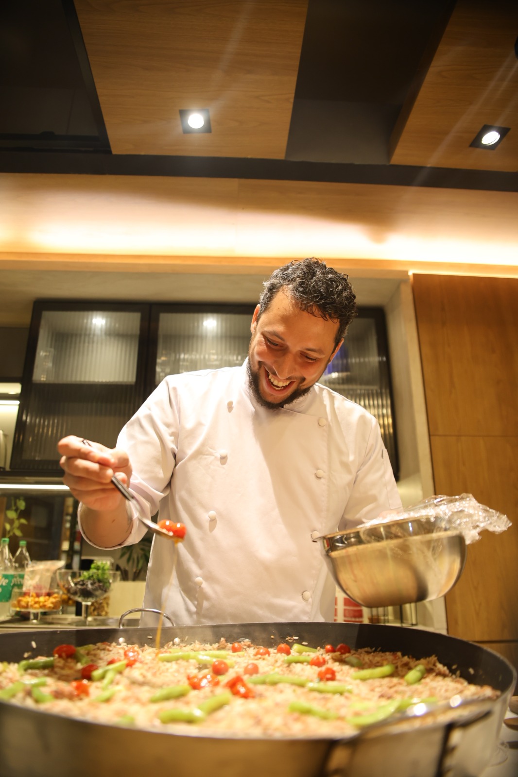 Chef Rafha Diniz prepara Baião de Dois de frutos do mar no Villa D’Águas Ecoparque