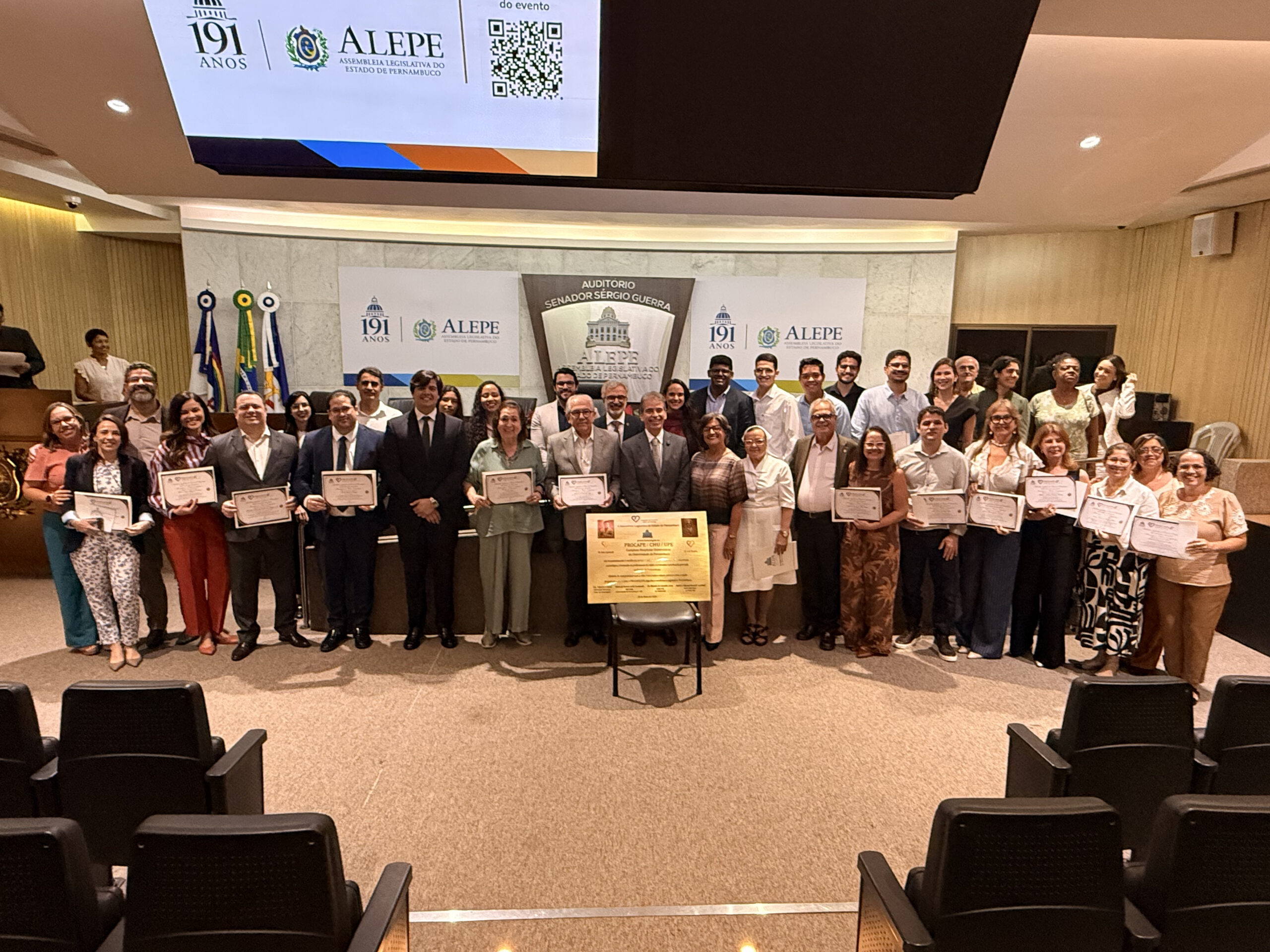 Feitosa homenageia programa de transplante cardíaco do PROCAPE/UPE em sessão solene na ALEPE