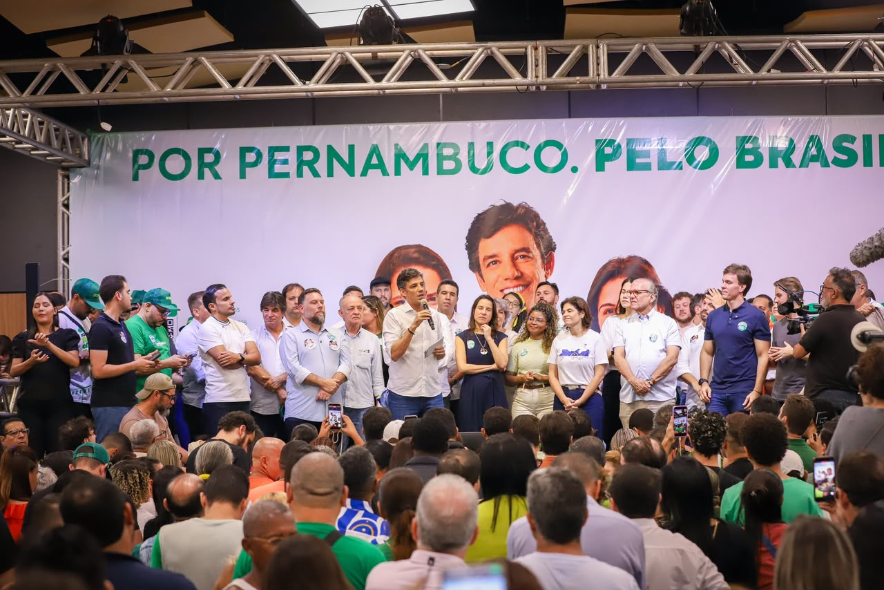 Daniel Coelho lança pré-candidatura a deputado federal com apoio de Raquel Lyra em ato no Centro de Convenções